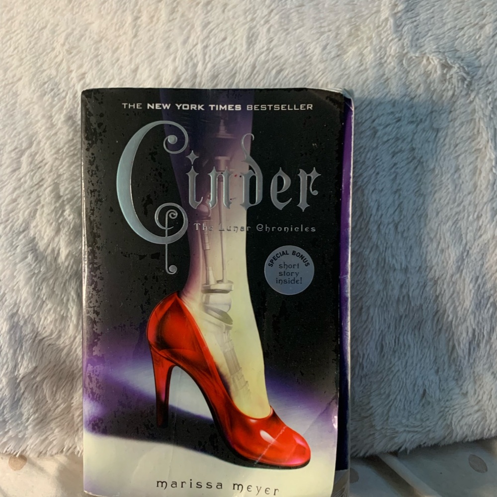 Cinder By: Marisa Meyer